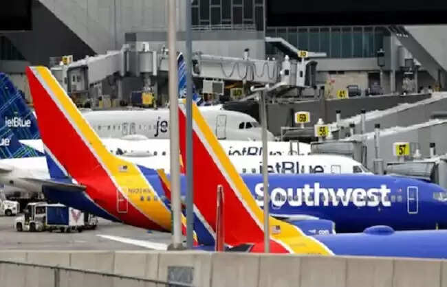 अमेरिका में बर्फीले तूफान के कारण 1100 उड़ानें रद्द