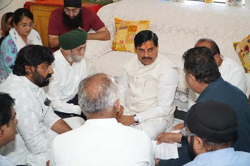 मप्रः मुख्यमंत्री डॉ. यादव ने स्व. गुरकीरत के परिजनों से मिलकर व्यक्त की शोक संवेदना