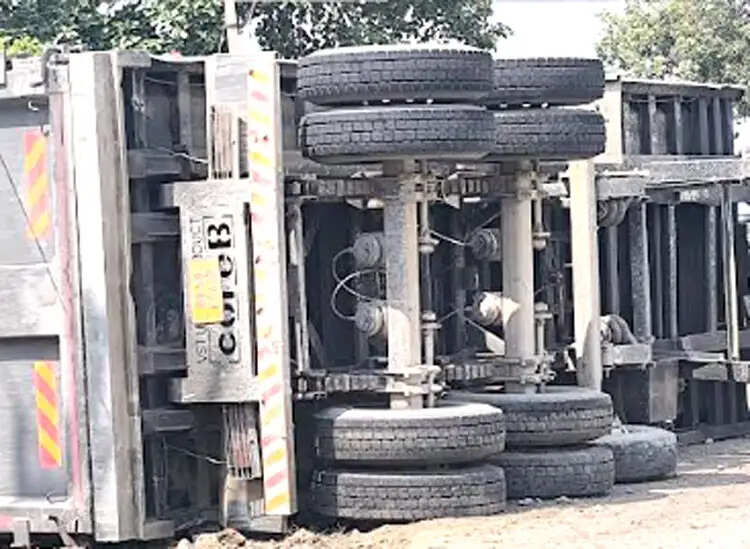 खनन सामग्री से भरा डंपर पलटा, टैम्पो ट्रैवलर भी खाई में गिरी