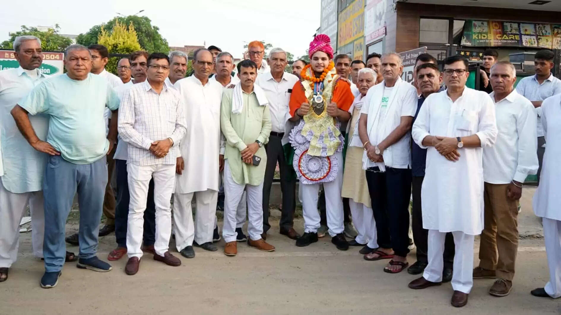 स्वर्ण पदक जीत कर हिसार लौटे लक्ष्य कुंडू का किया गया स्वागत