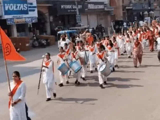 मातृ शक्ति और दुर्गा वाहिनी का शौर्य प्रदर्शन, शस्त्र पूजन के साथ निकाला पथ संचलन