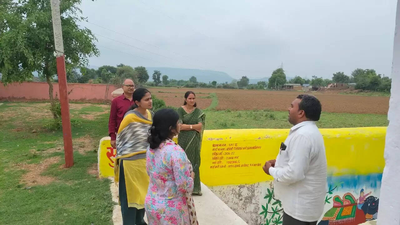 अलवर कलक्टर ने किया जल संचयन एवं संरक्षण से संबंधित विकास कार्यों का निरीक्षण