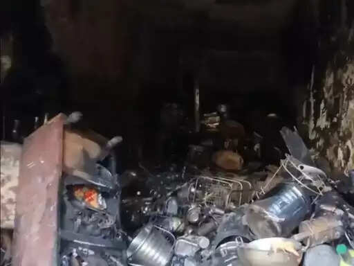 बल्लभगढ़ में बर्तन की दुकान में भीषण आग से लाखों का सामान जला