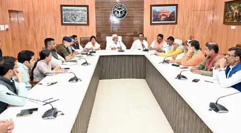 जनप्रतिनिधियों के संदर्भित प्रकरणों में शीघ्रता से कार्रवाई करें अधिकारी : स्वतंत्र देव सिंह