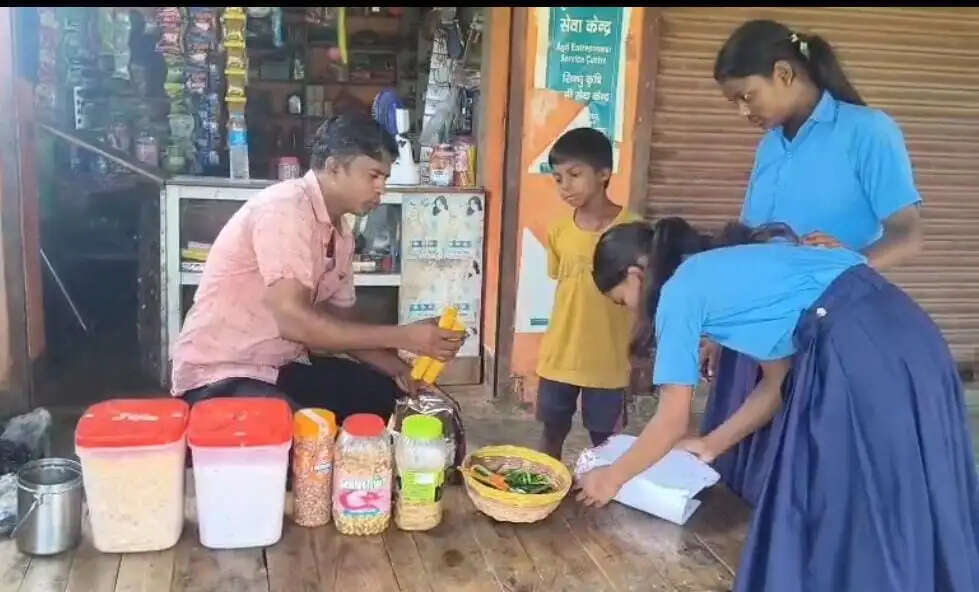 वेतन कम, मजबूरी ज्यादा, स्कूल में पीटी सिखाने वाले गुरुजी, छुट्टी के बाद स्कूल के बाहर बेच रहे झालमुड़ी