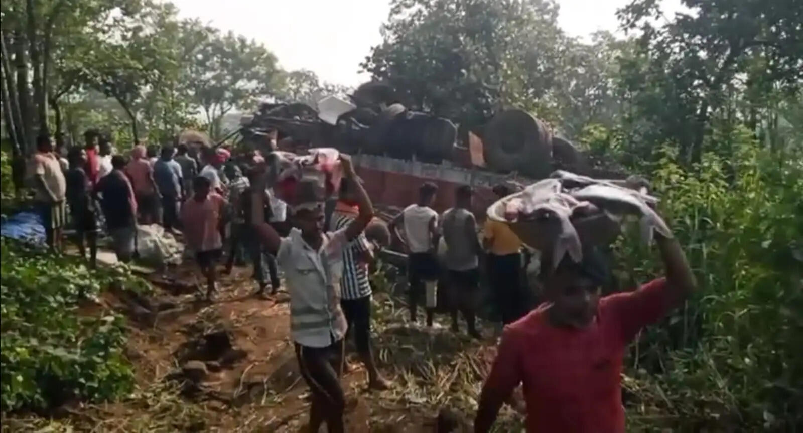 चुटूपालू घाटी में दुर्घटना में बर्बाद हो गई 45 लाख की मछली