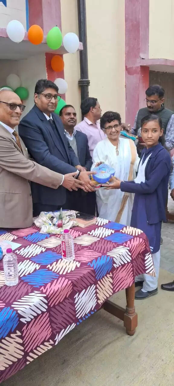 अपर जिला जज की मौजूदगी में मनाया विश्व दिव्यांग दिवस, बच्चाें काे बांटें कपड़े