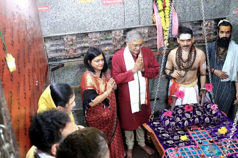 मुख्य निर्वाचन आयुक्त ने सपत्नीक किया मप्र के ऐतिहासिक नगर महेश्वर का भ्रमण