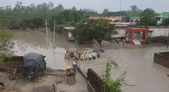 बीस से अधिक गांवों में भरा हैं बाढ़ का पानी, जनजीवन अस्त व्यस्त