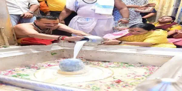 काशी में मुख्यमंत्री रेखा गुप्ता ने बाबा विश्वनाथ के श्रीचरणों में किया जलाभिषेक