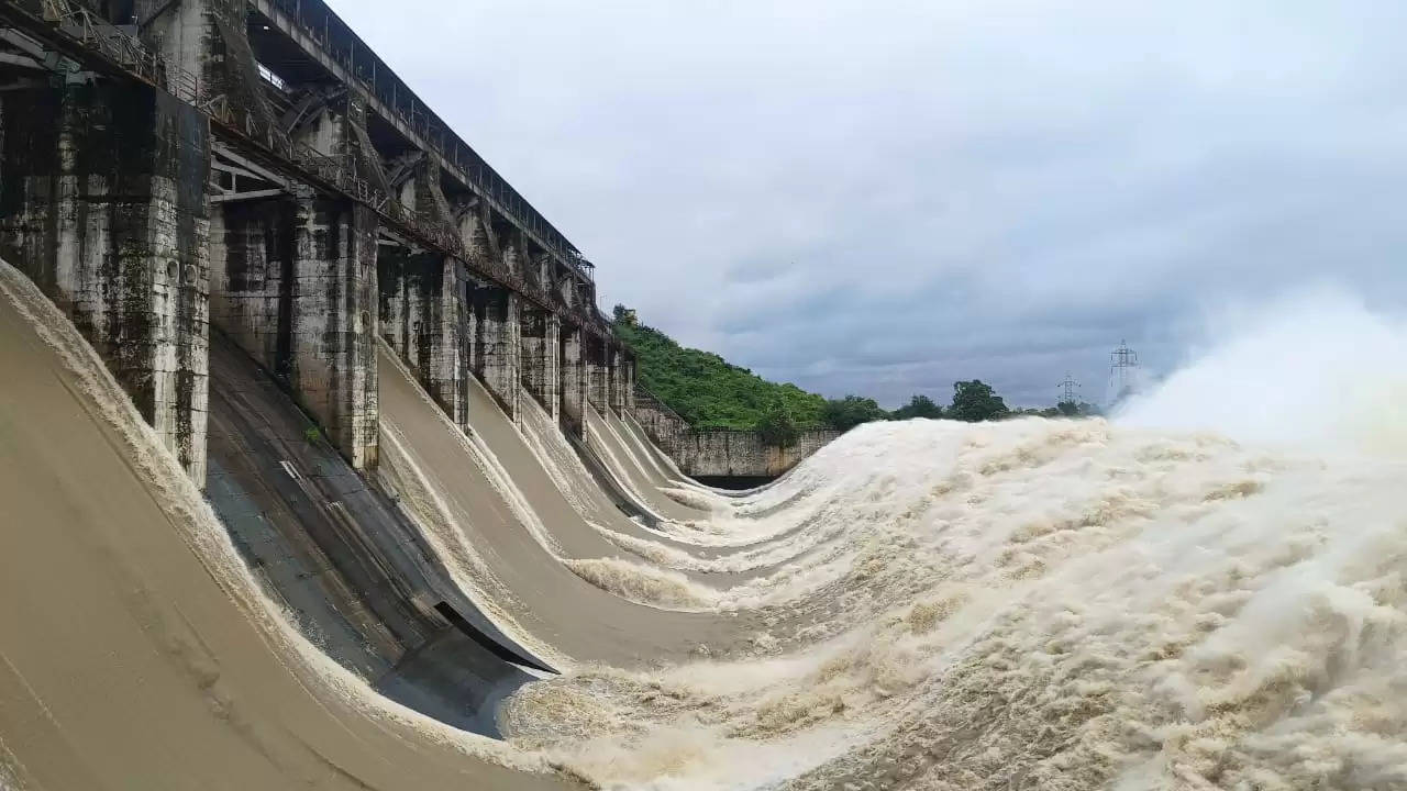 लगातार हो रही बारिश के कारण तेनुघाट डैम के आठ रेडियल गेट खोले गए