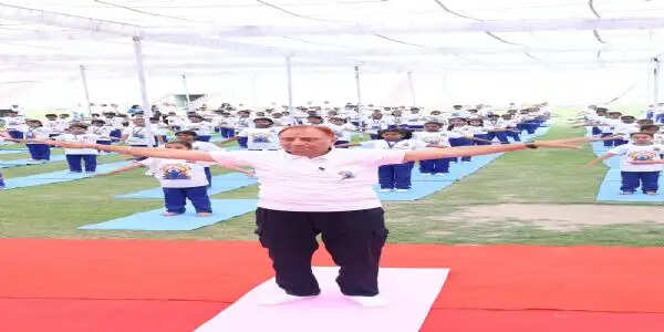 दिल्ली के महापौर ने निगम विद्यालय के विद्यार्थियों के साथ किया योग