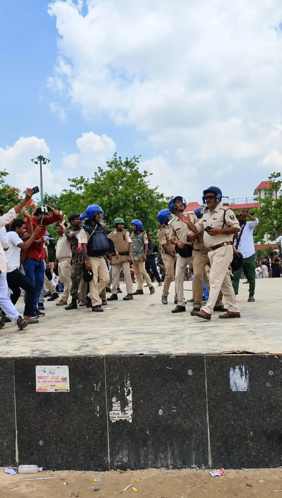 सीवान में छात्र प्रदर्शन हुआ हिंसक, एसपी समेत कई घायल