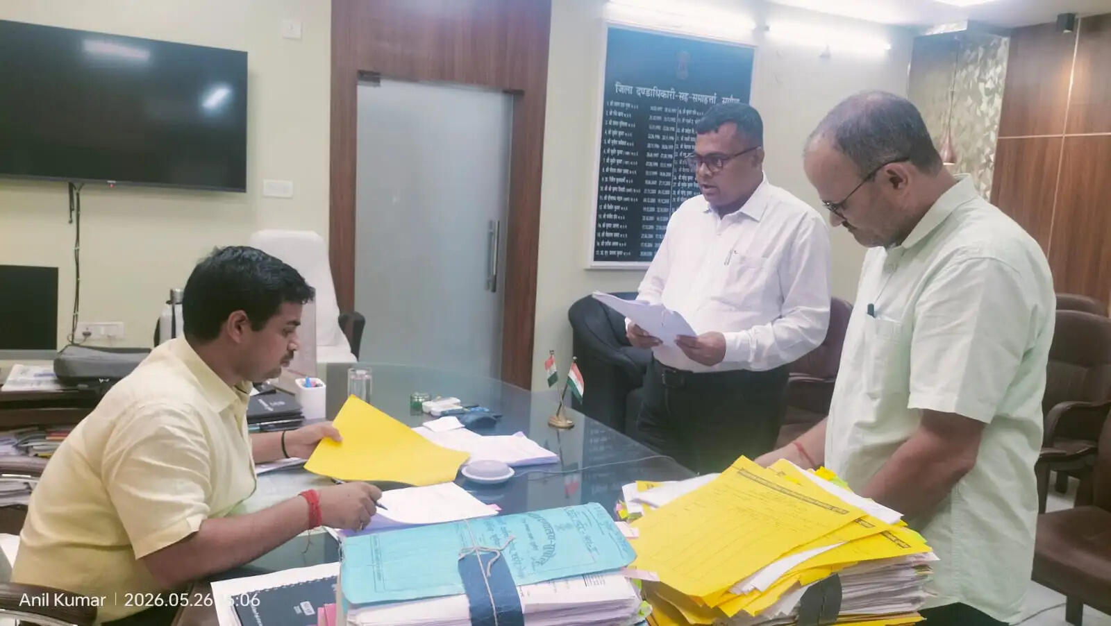 लोक शिकायत मामलों की सुनवाई में डीएम सख्त, अनुपस्थित रहने पर नगर पंचायत पिपरा के ईओ पर जुर्माना