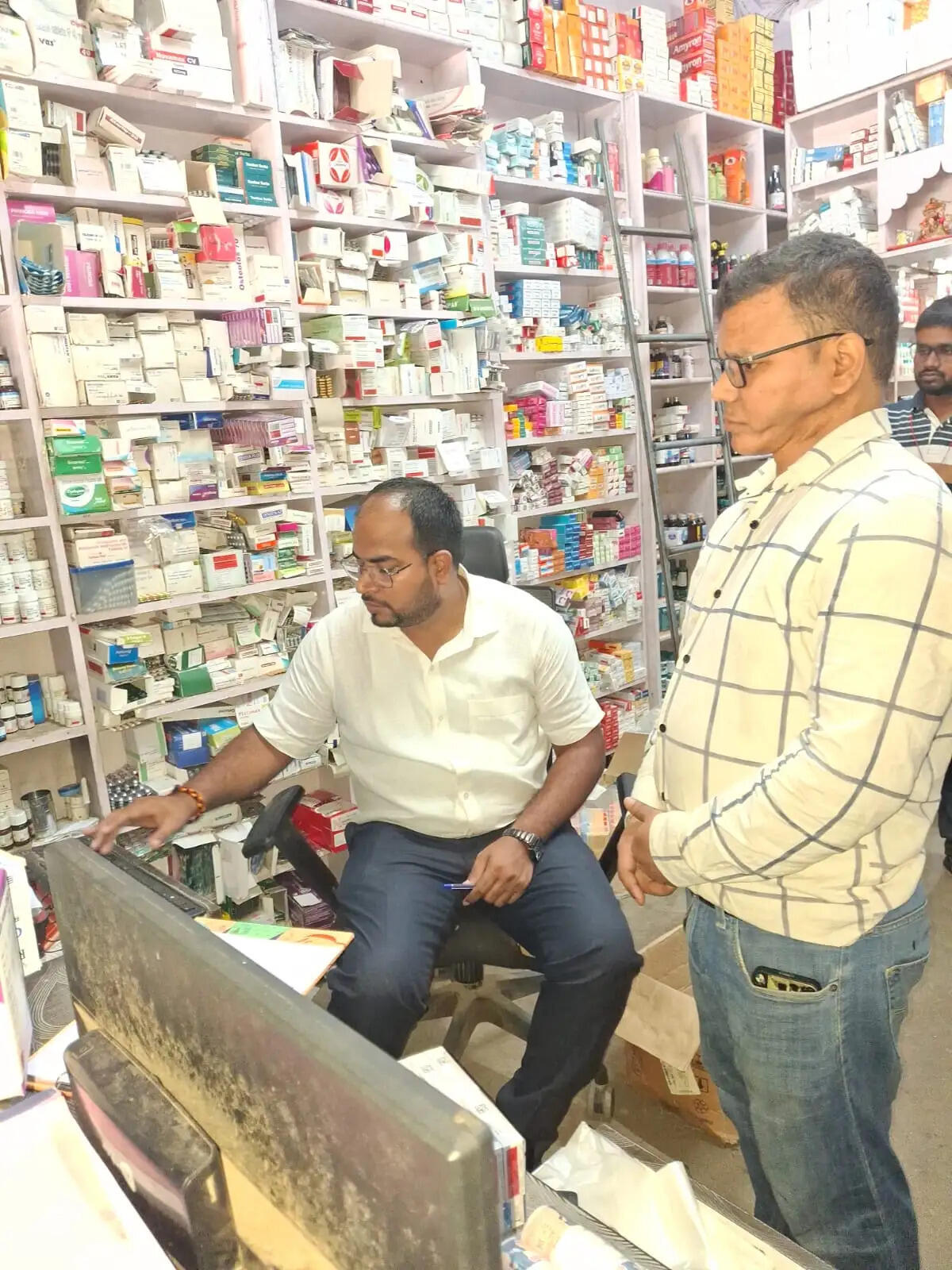 प्रतिबंधित दवाओं की शिकायत पर दो मेडिकल स्टोरों पर छापा, आठ संदिग्ध दवाओं के नमूने लिए