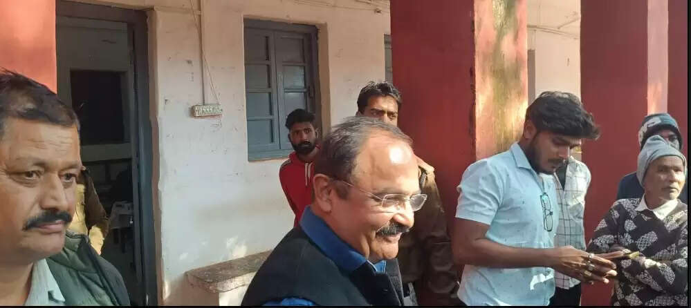 शिवपुरी : एडीएम ऑफिस का बाबू 5 हजार रूपए की रिश्वत लेते रंगे हाथ गिरफ्तार