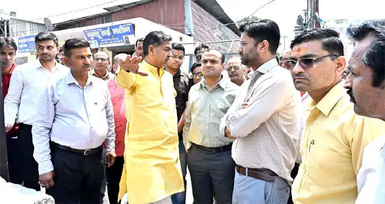 जिलाधिकारी का औचक निरीक्षण, सफाई और अतिक्रमण पर सख्त