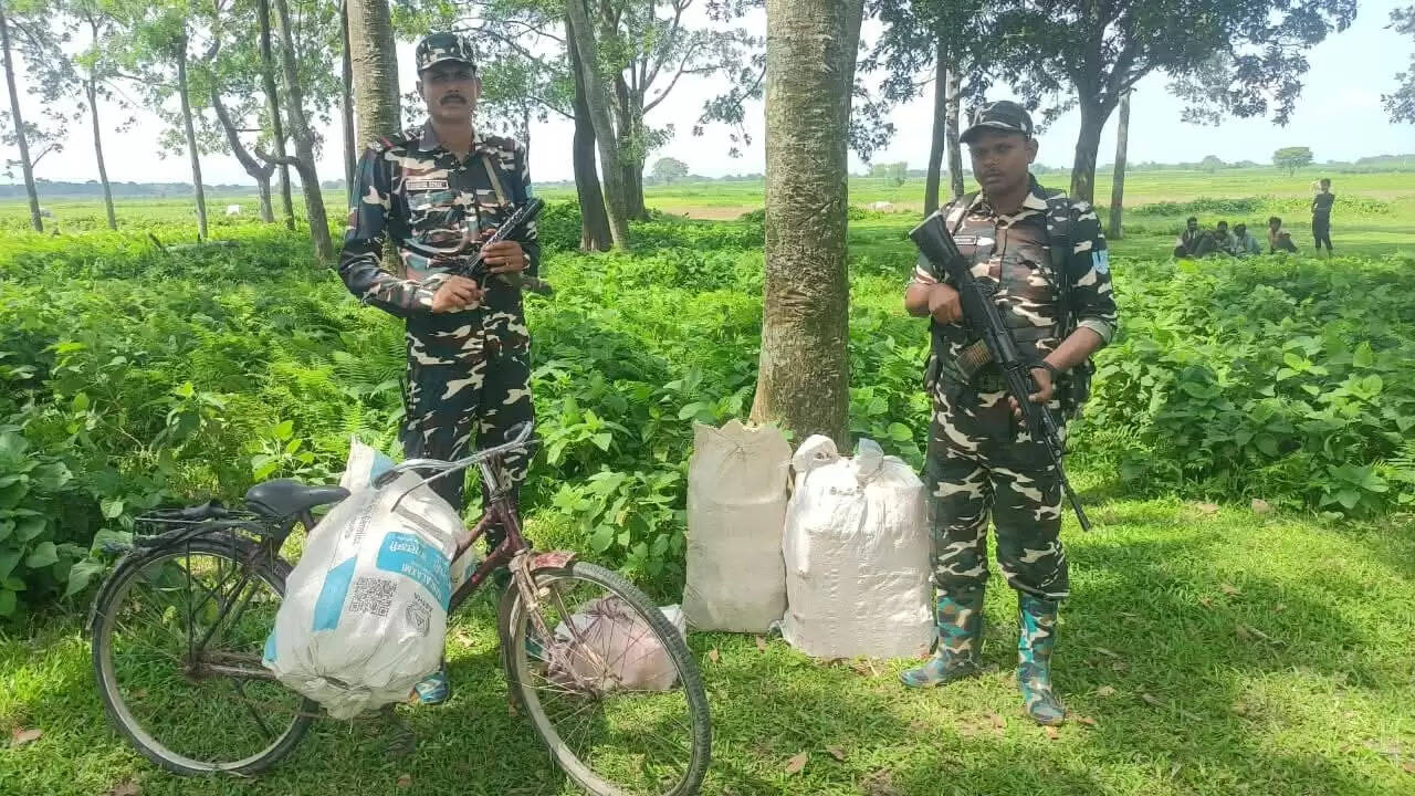 अलग अलग स्थानों पर एसएसबी ने तस्करी के 194 लीटर नेपाली शराब और चीनी किया जब्त