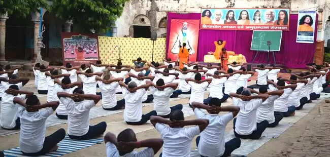 क्रियायोग गुरु योगी सत्यम ने प्रयागवासियों को दी योग की शिक्षा