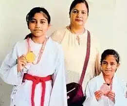 मुरादाबाद : प्रदेश स्तरीय विद्यालय कराटे प्रतियोगिता में छात्रा वेदांशी ने गोल्ड और संध्या ने जीता कांस्य