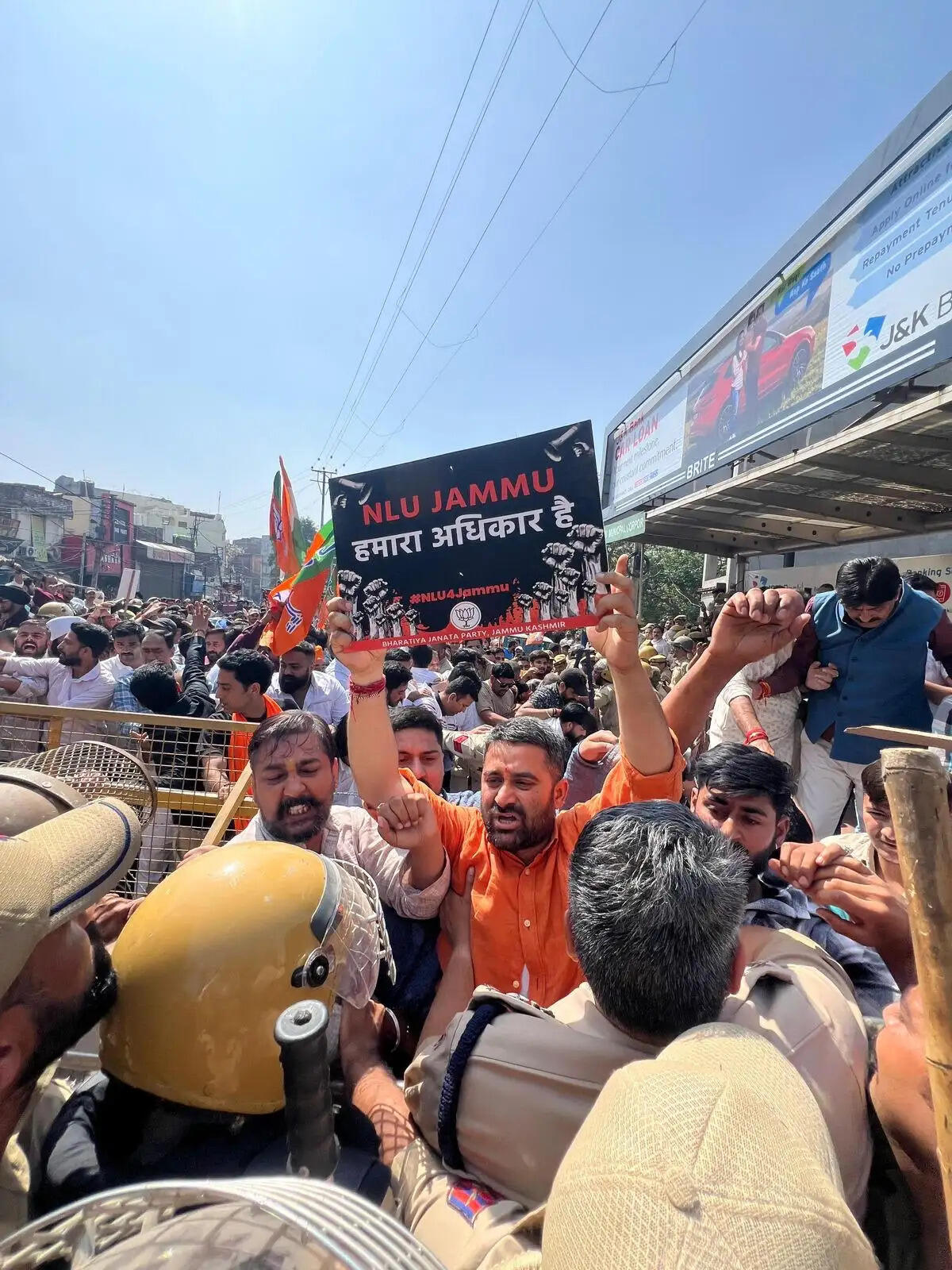 ‘चलो सचिवालय’ प्रदर्शन में हजारों युवाओं का मार्च, नेशनल लॉ यूनिवर्सिटी की मांग को लेकर सरकार पर निशाना