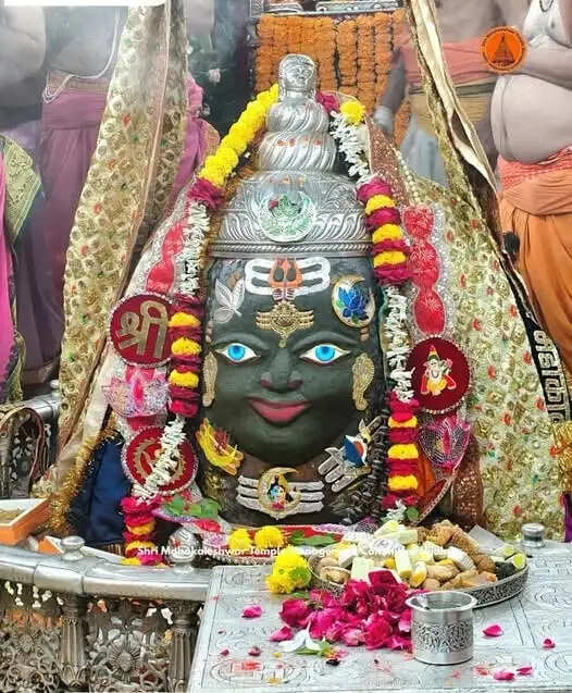 क्रिकेटर तिलक वर्मा और कुलदीप यादव महाकाल की भस्म आरती में हुए शामिल
