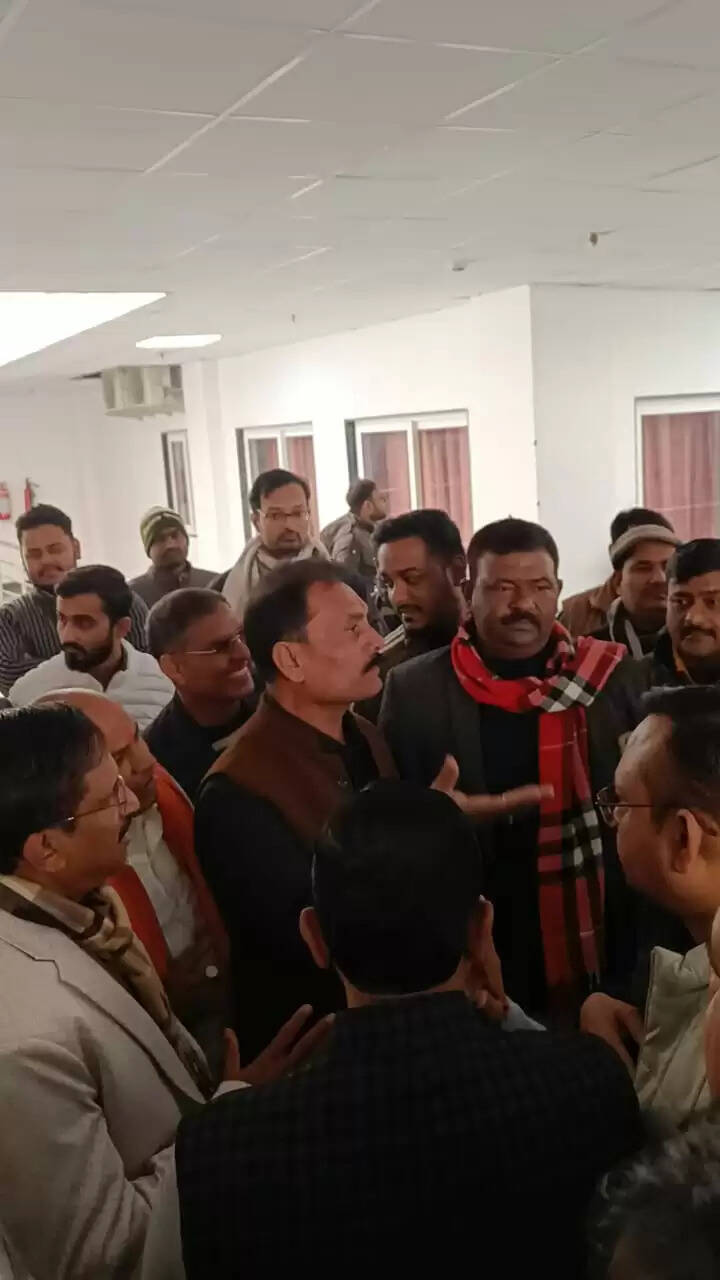 गोरखपुर महोत्सव के पास को लेकर 68 पार्षद धरने पर बैठे, 12 पार्षदों संग अंदर चलती रही बैठक