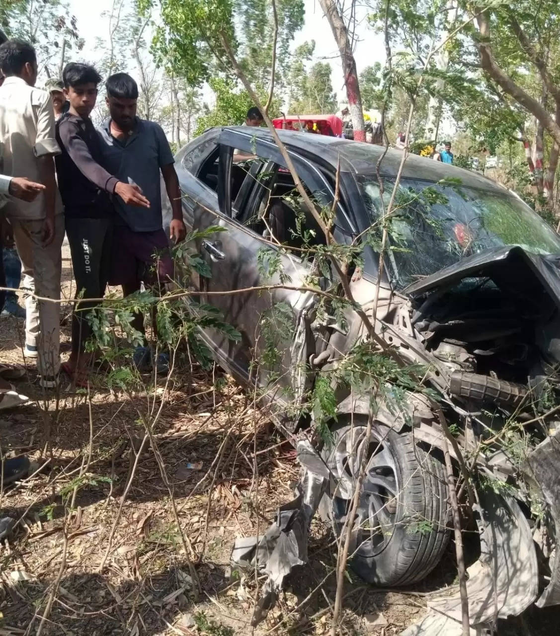 सड़क दुर्घटना में उत्पाद विभाग के संयुक्त सचिव की मौत, चालक जख्मी