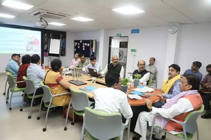 शत-प्रतिशत संस्थागत प्रसव और नियमित जांच सुनिश्चित करने जन-जागरूकता जरूरी : उप मुख्यमंत्री शुक्ल