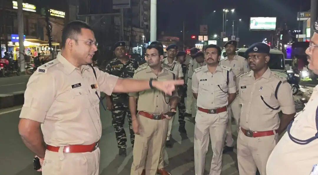 मोरहाबादी में देर रात अड्डेबाजी पर पुलिस सख्त, सड़क किनारे बैठे लोगों को खदेड़ा