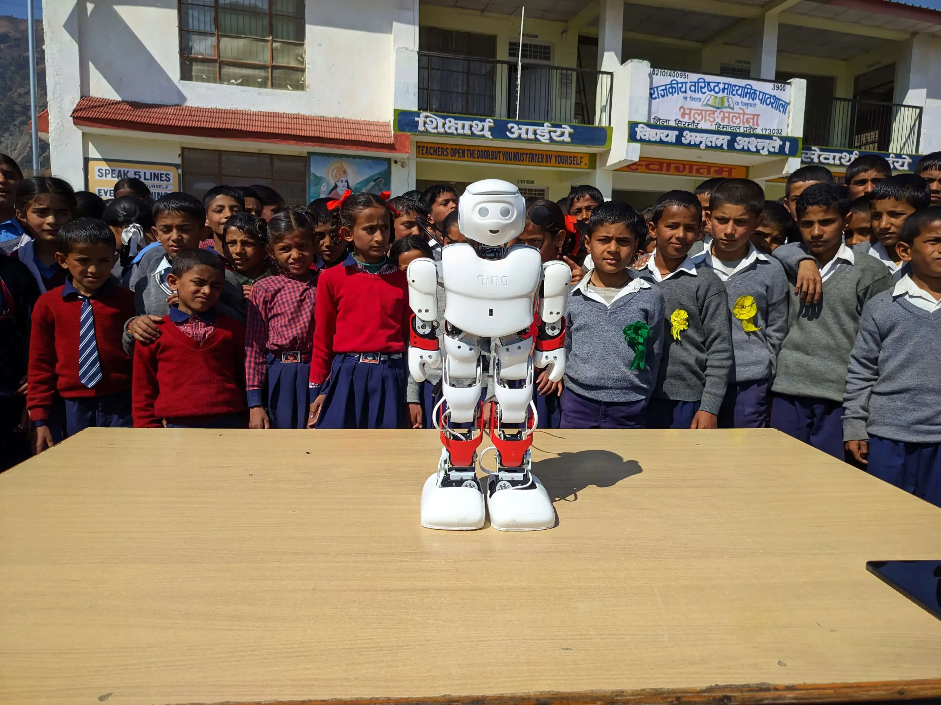 ग्रामीण स्कूल को भेंट किया आधुनिक और रोबोटिक्स नीनो वी 2 रोबोट