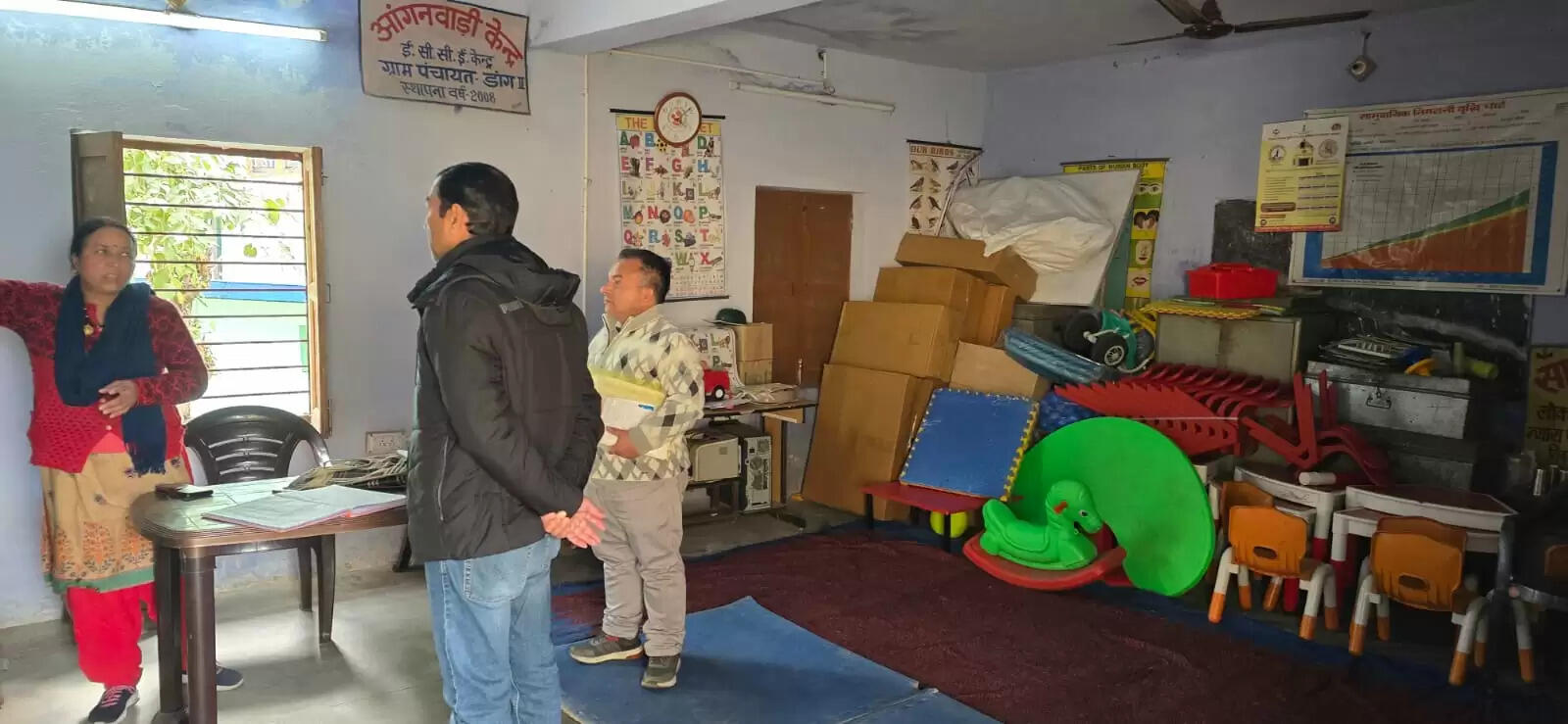 डांग गांव के आंगनबाड़ी केंद्र में लटके मिले ताले