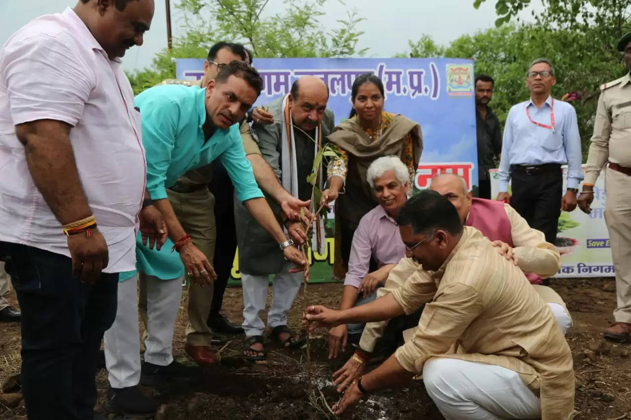 एक पेड़ माँ के नाम पर सांसद, महापौर, विधायक और निगम अध्यक्ष ने लगाये पौधे.