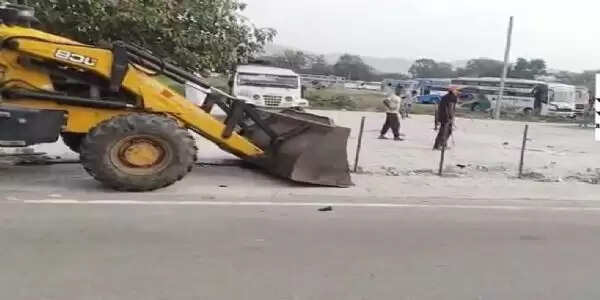 यूपी सिंचाई विभाग ने बैरागी कैंप से हटाया अतिक्रमण