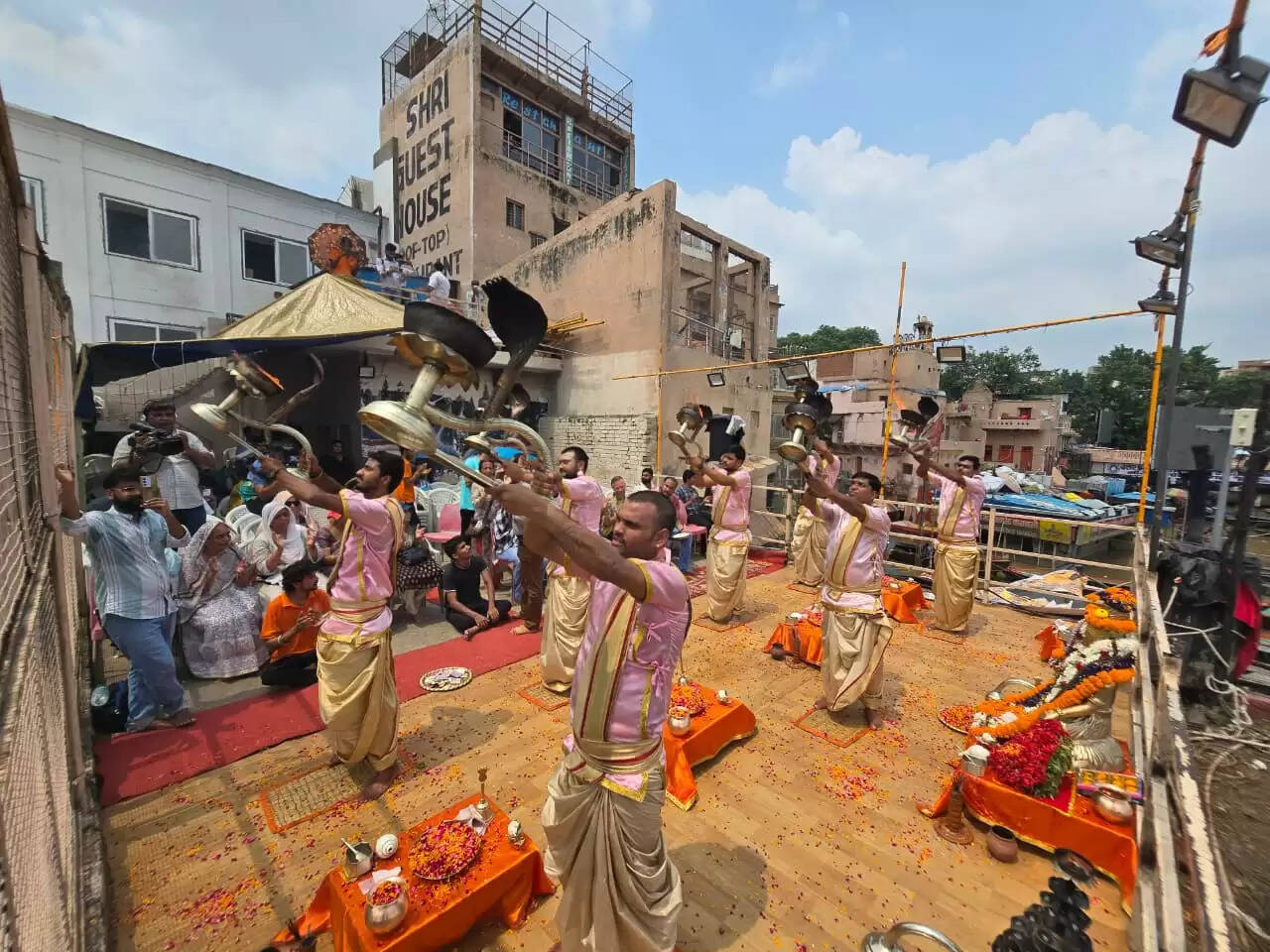 चंद्रग्रहण के चलते काशी में सूतक काल के पहले मां गंगा की आरती संपन्न