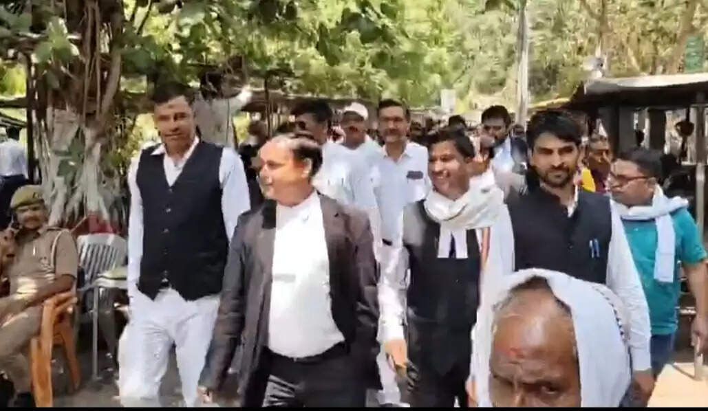 मीरजापुर: सपा नेता एवं अधिवक्ता से दुर्व्यवहार पर भड़के वकील, एसडीएम कोर्ट में तोड़फोड़