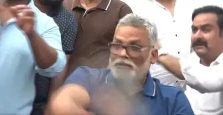 (संशोधित) पप्पू यादव की प्रेस वार्ता में हंगामा, एक अज्ञात व्यक्ति के चप्पल फेंकने का आरोप, समर्थकों ने की पिटाई