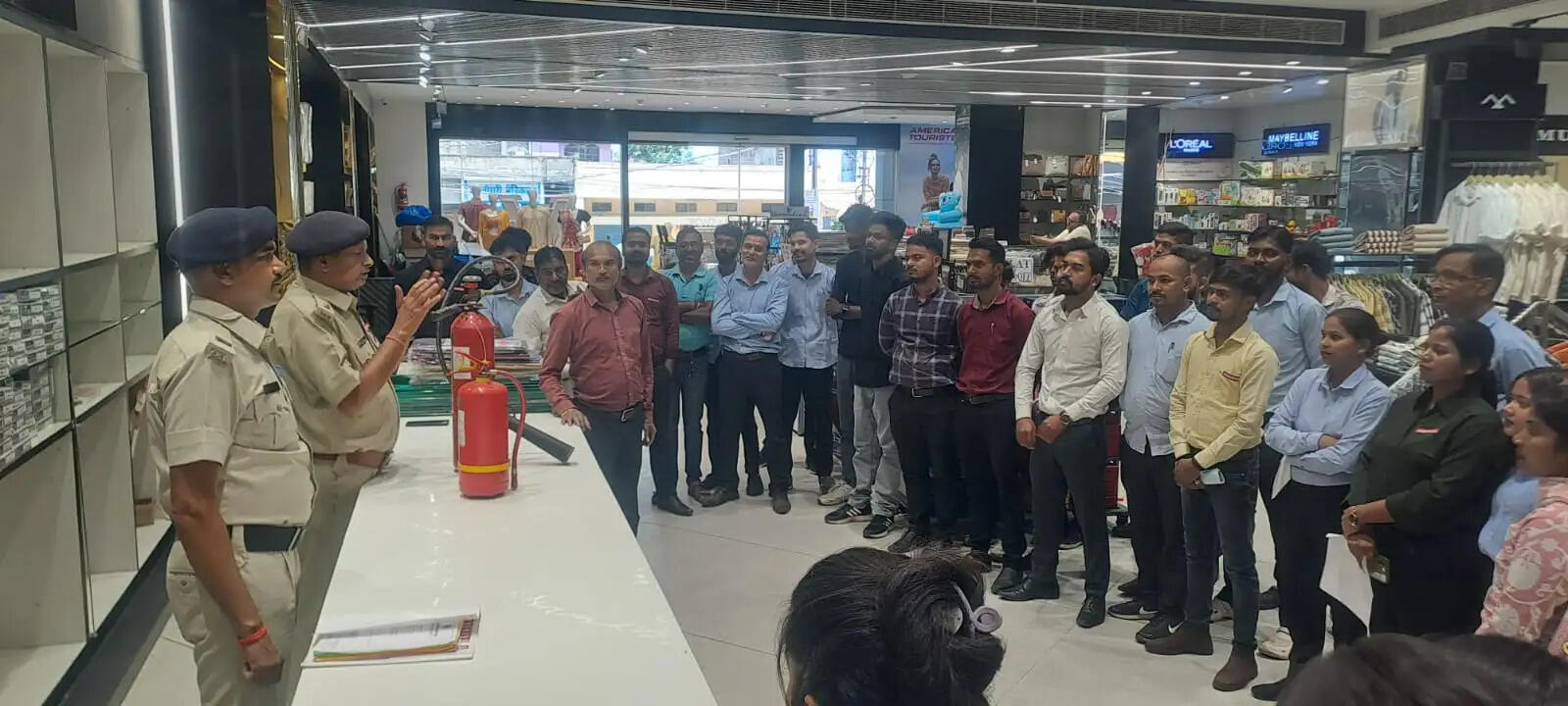 फायर सर्विस टीम ने दी आग से बचाव की जानकारी