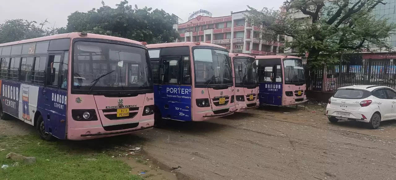 चारदीवारी में पार्किंग की दुविधा से निजात दिलवाने के लिए निगम ने शुरू की मुफ्त बस सेवा