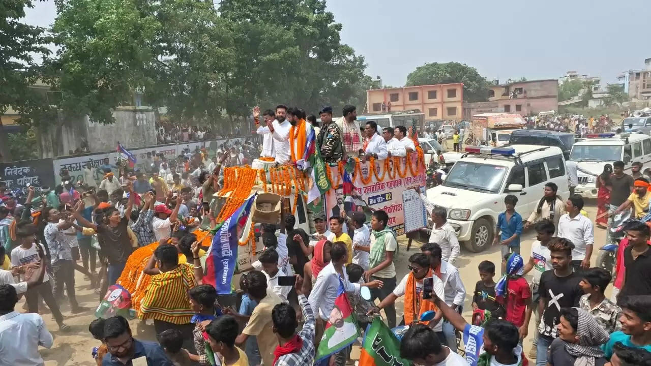 लोजपा सुप्रीमो चिराग पासवान के सिमरी बख्तियारपुर के रोड शो में उमड़ी भीड़