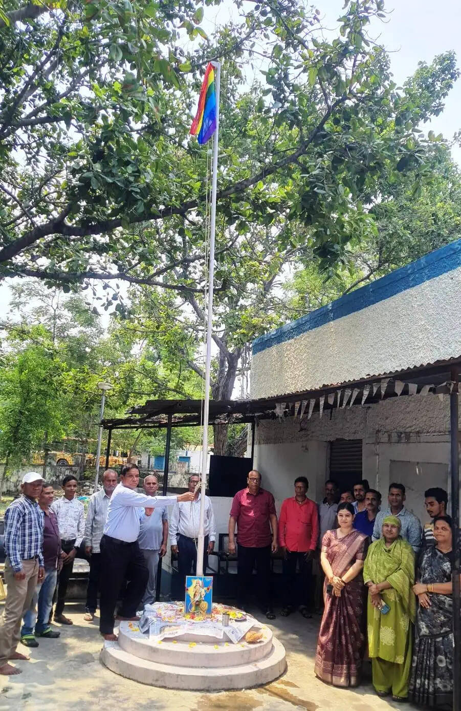 कोरबा : जिला सहकारी बैंक एनटीपीसी में फहराया गया सहकारी सतरंगी ध्वज