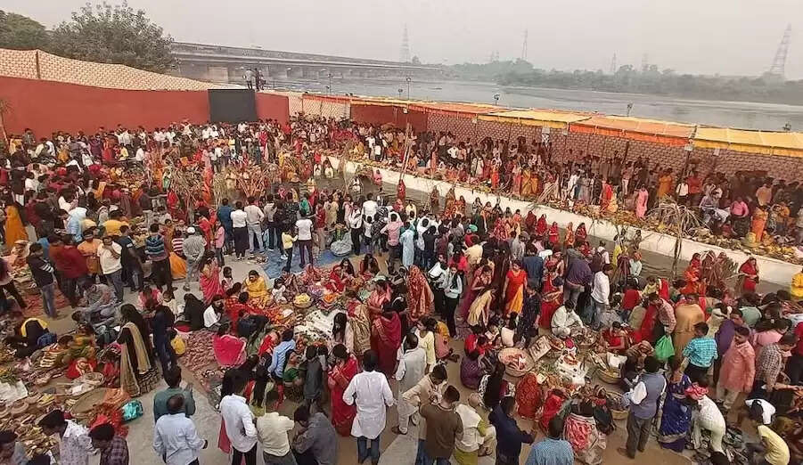 दिल्ली में छठ पूजा पर यातायात संभालने के लिए पुलिस तैयार, प्रतिबंध और मार्ग परिवर्तन आज शाम से