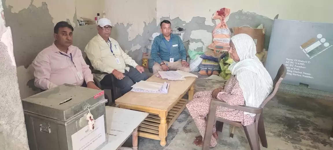 सिरसा: दिव्यांग व 85 वर्ष से अधिक आयु के मतदाताओं ने घर से किया मतदान