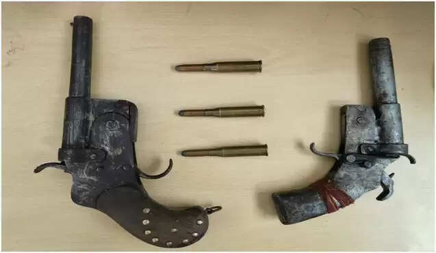 हत्या की योजना बनाते हुए दो अपराधी हथियार सहित गिरफ्तार