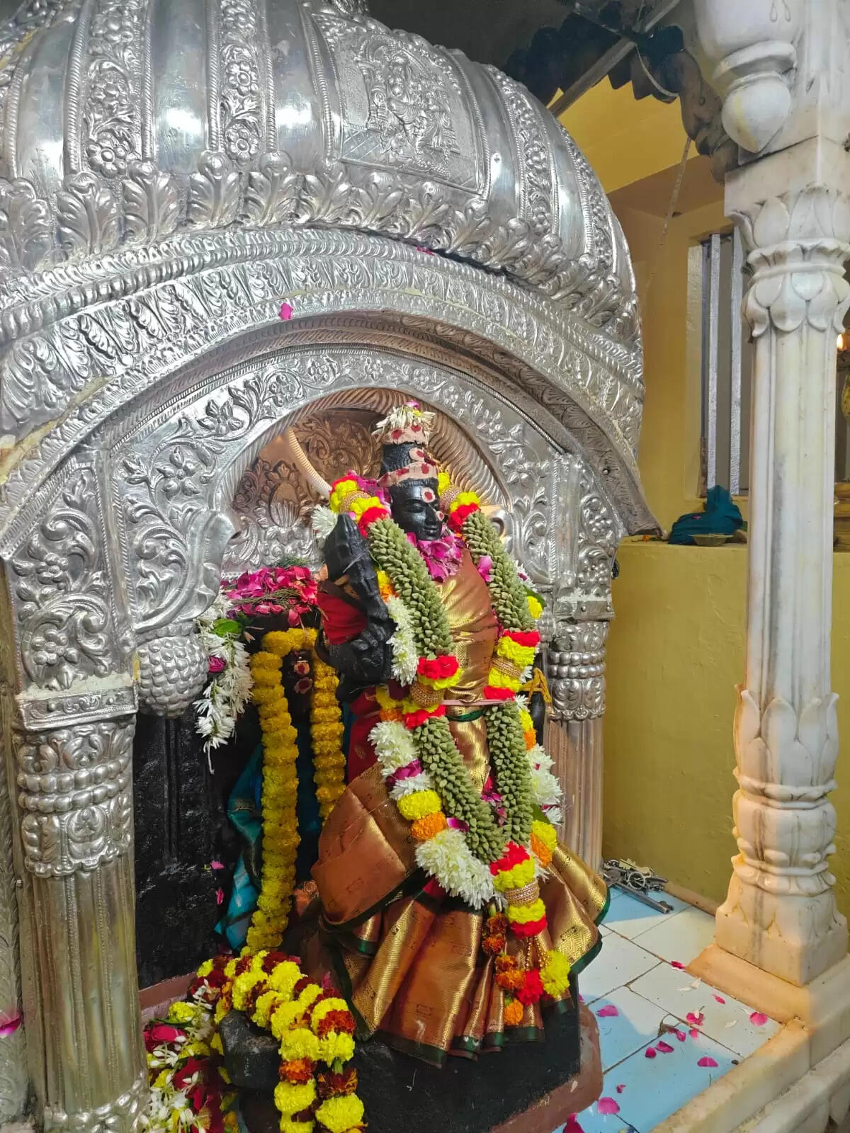 शक्तिपीठ मां विशालाक्षी मंदिर के शिखर का कुंभाभिषेक,गौरीपूजन से धार्मिक अनुष्ठान की शुरूआत