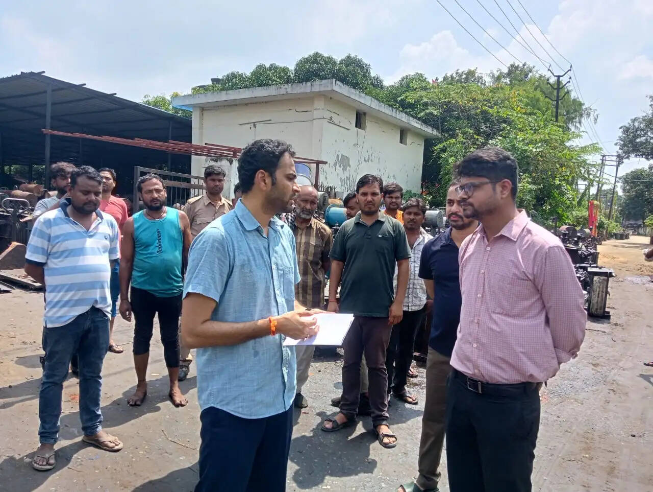 उपभोक्ताओं को निर्बाध विद्युत आपूर्ति उपलब्ध कराना प्राथमिकता : जिलाधिकारी