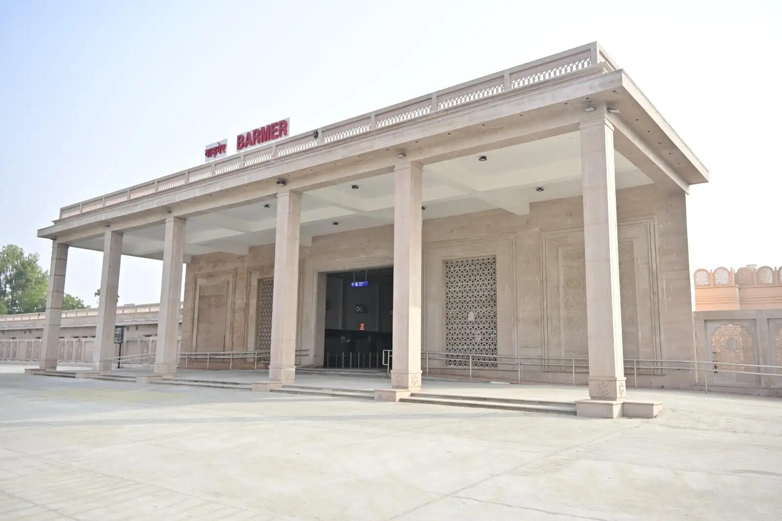 अत्याधुनिक सुविधाओं के साथ बाड़मेर रेलवे स्टेशन को किया गया है पुनर्विकसित