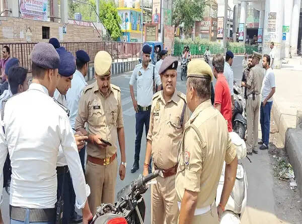 लखनऊ में बिना हेलमेट पहनकर वाहन चलाने वाले 145 वाहनों का चालान