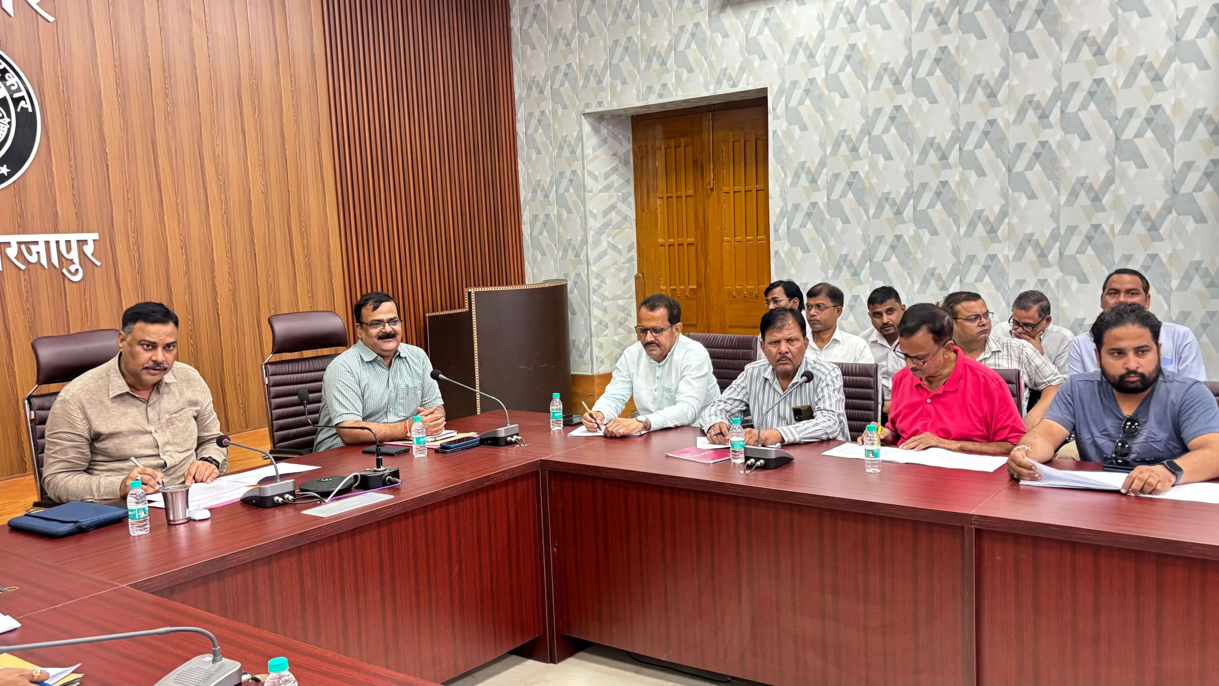 मीरजापुरः बैठक में जिलाधिकारी ने चेताया—जल निगम से खोदी सड़कों की मरम्मत नहीं हुई तो होगी कार्रवाई
