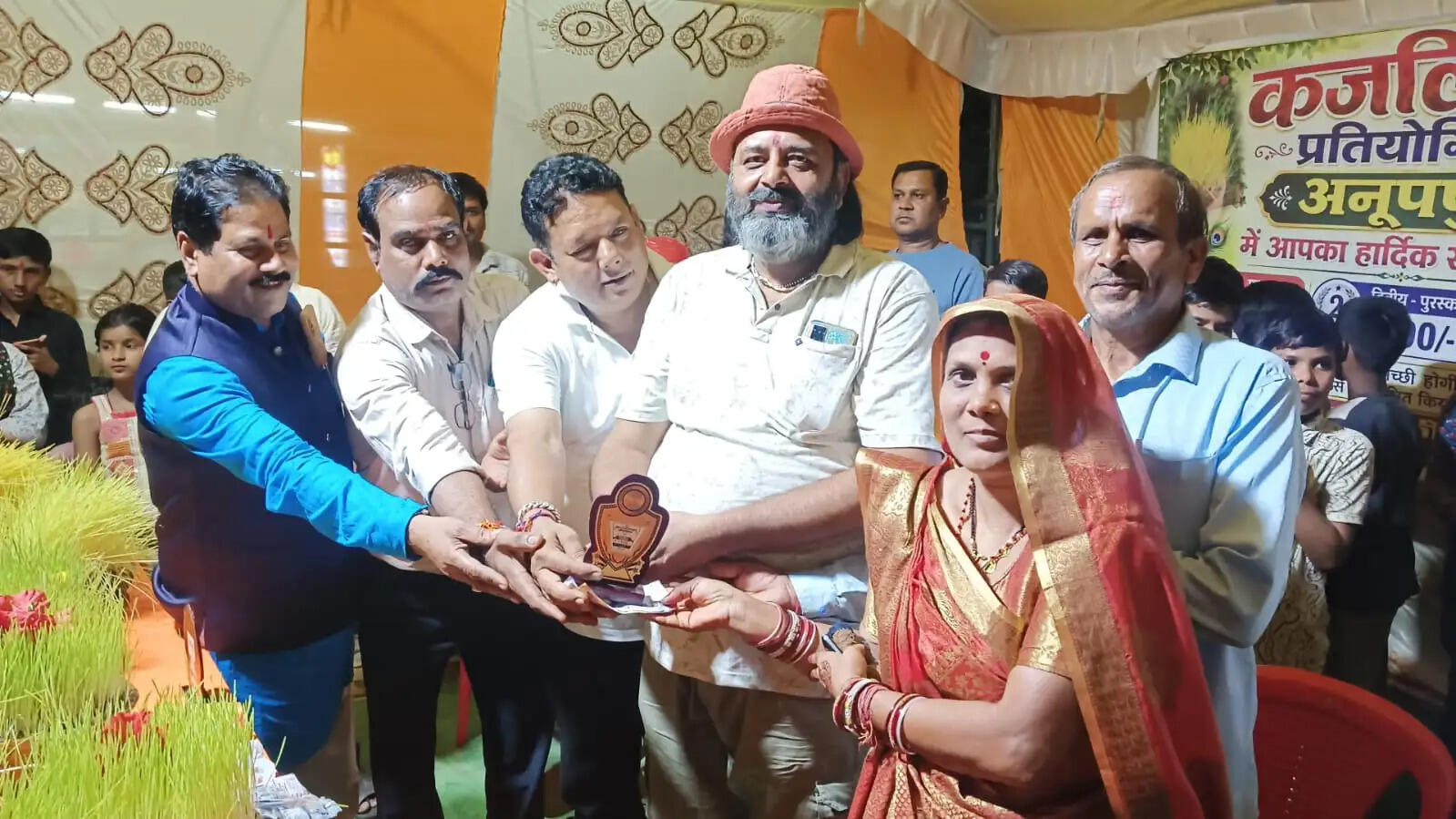 अनूपपुर: कजलियां पर्व: धूमधाम से मनाया गया कजलियों का त्योहार, बड़े-बुजुर्गों ने दिया छोटों को आशीर्वाद